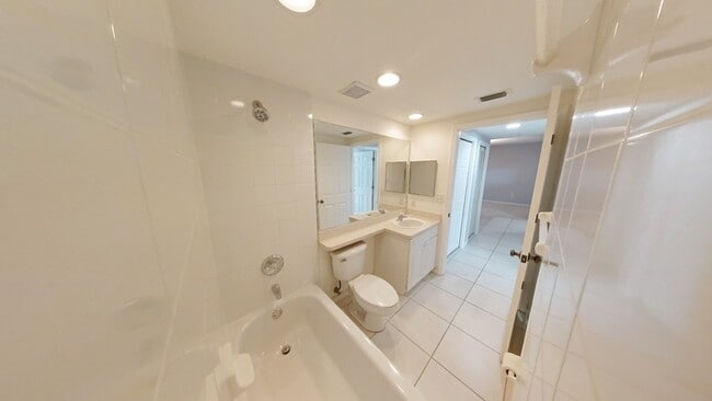 Building Photo - 1200 Country Club Dr