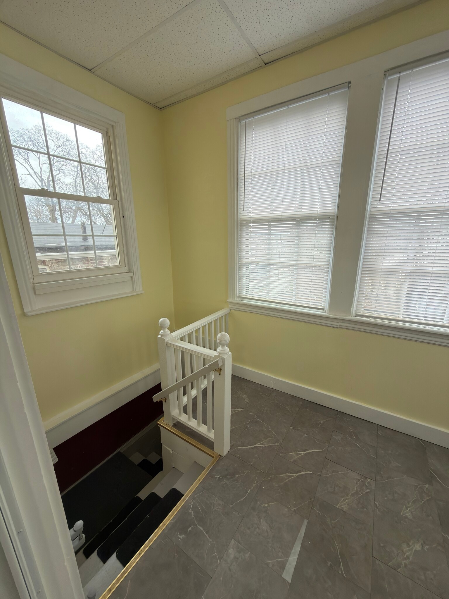 Sun Porch - 119 E Raspberry St