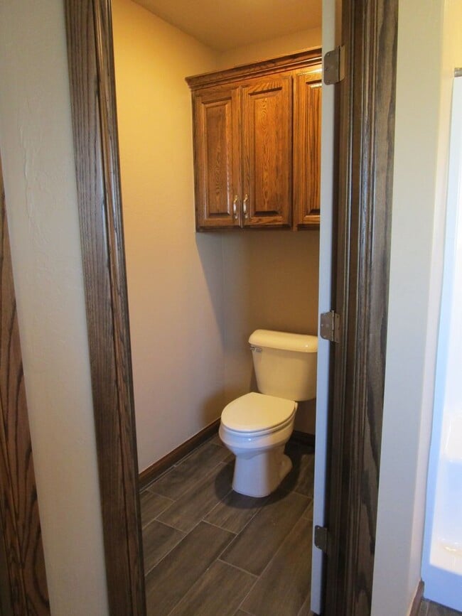 Building Photo - Like New!  3 bedroom 2 bath 2 car garage!