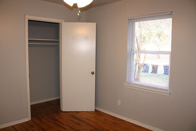 Building Photo - 4 BEDROOM HOUSE BY ELEMENTARY SCHOOL*