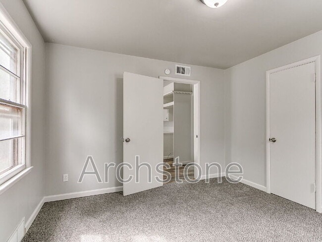 Building Photo - 2312 Mustang St
