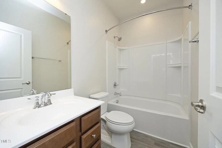 Building Photo - Room in Townhome on Excelsior Grand Ave