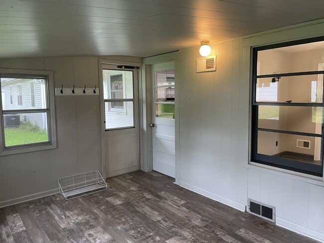 Building Photo - 503 E 8th St