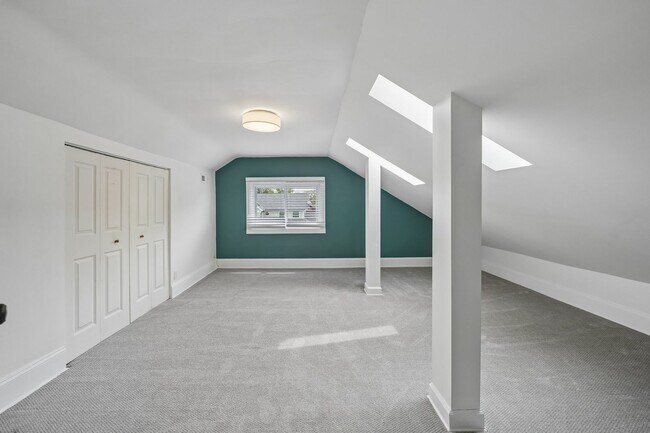 Building Photo - 272 N Willow Rd