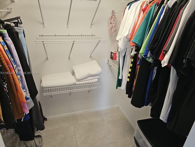 Building Photo - 8020 N Colony Cir