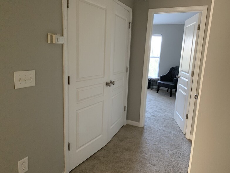 Building Photo - 490 S Barnett Shoals Rd