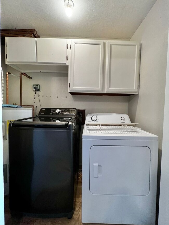 Building Photo - 3 Bedroom 2 Bathroom Ranch Style Home!