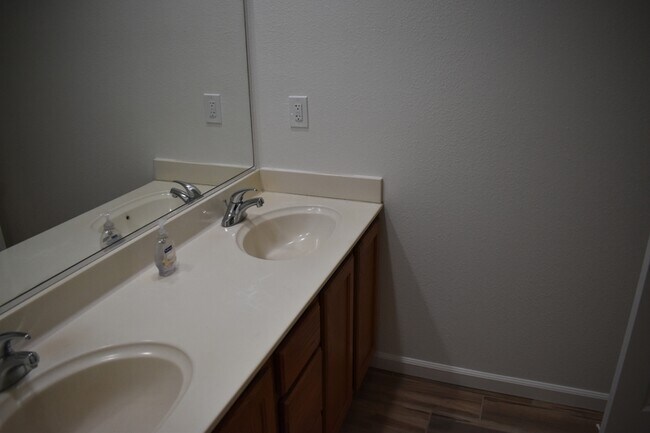 Building Photo - 1283 Orion Ct