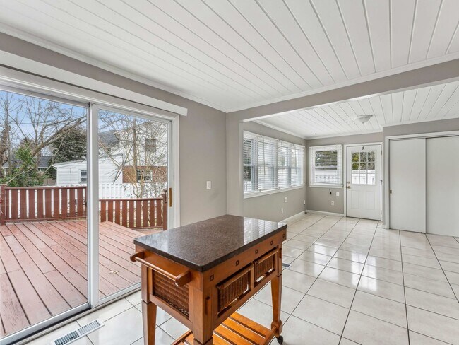 Building Photo - Easy one level living on a 1/3 acre corner lot!