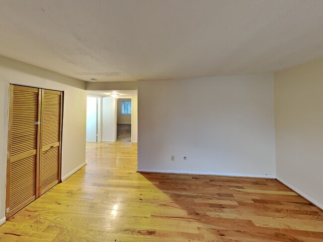 Building Photo - 350 E 12th Ave