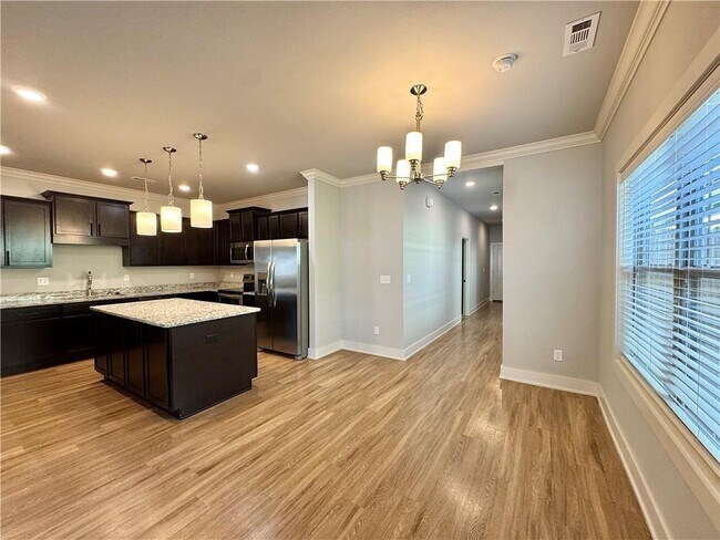 Building Photo - 700 NE Hts Ln