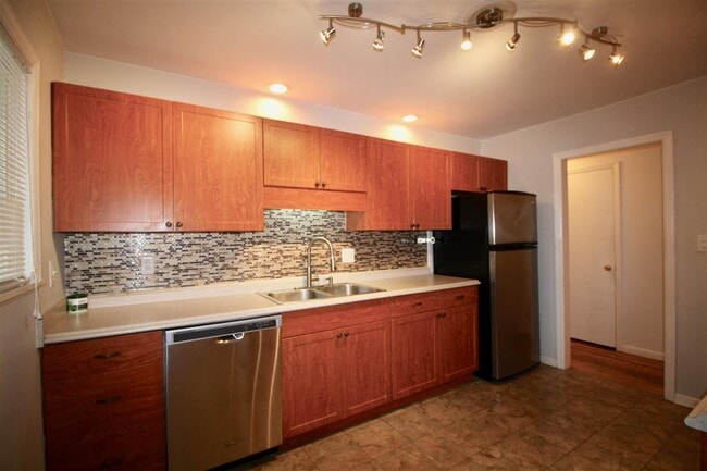 Building Photo - 520 N Hale St