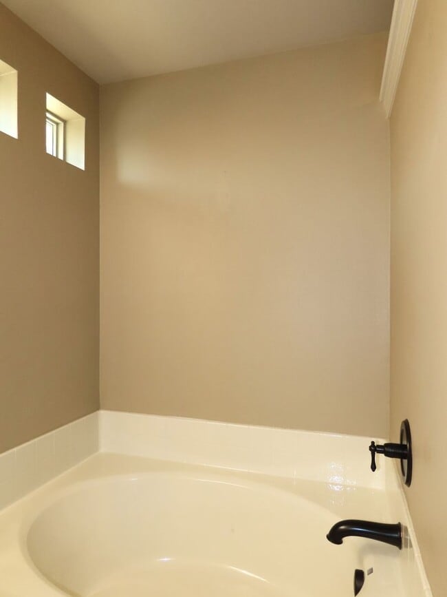 Building Photo - Coming Soon!! Lindale, Gorgeous 4 Bedroom, 2 Bath Home!