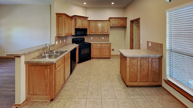 Building Photo - Beautiful 3 Bed 2 Bath Home in Moore Schools