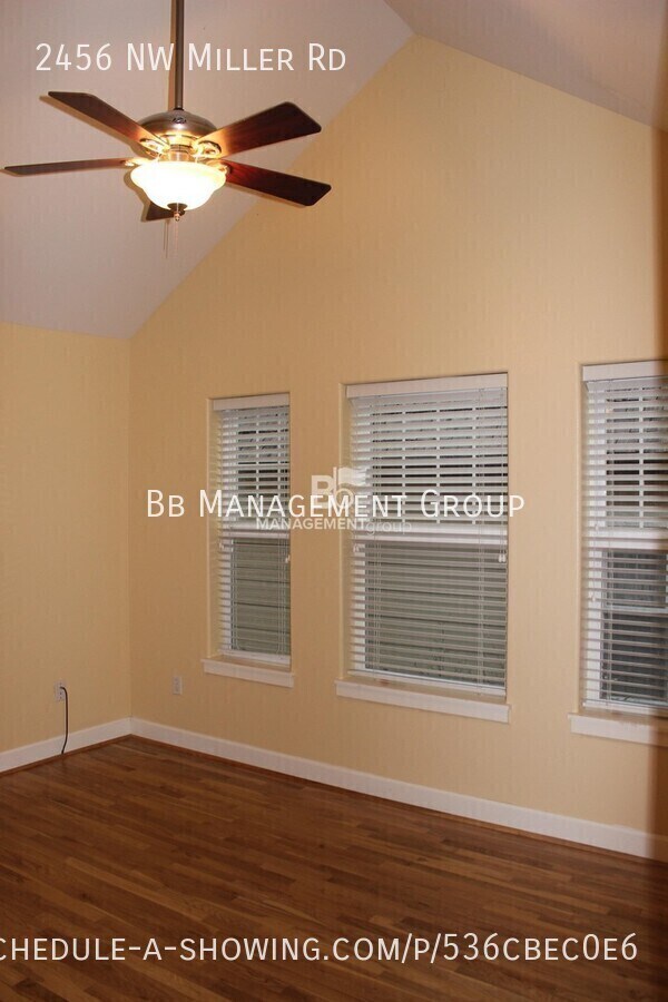 Building Photo - Light & Bright Forest Heights Home- Hardwo...