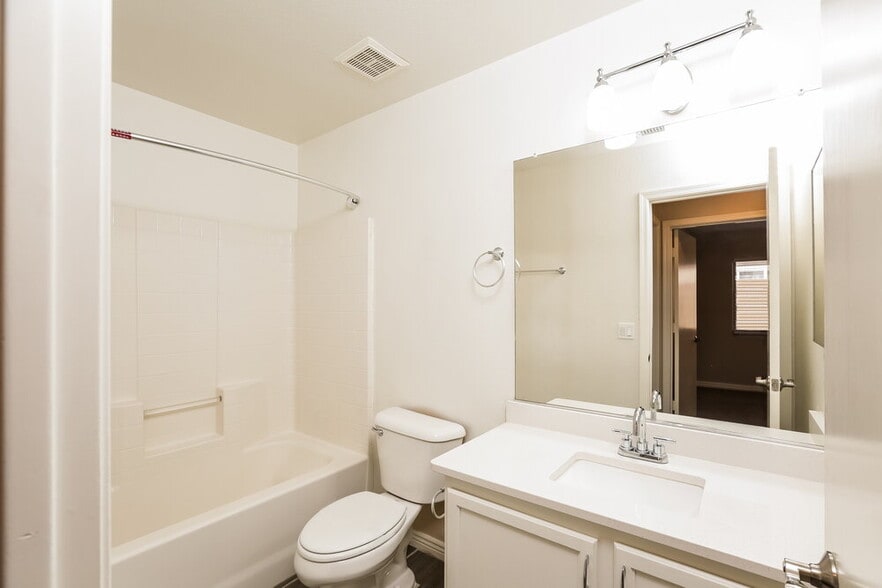 Building Photo - 438 N Opal