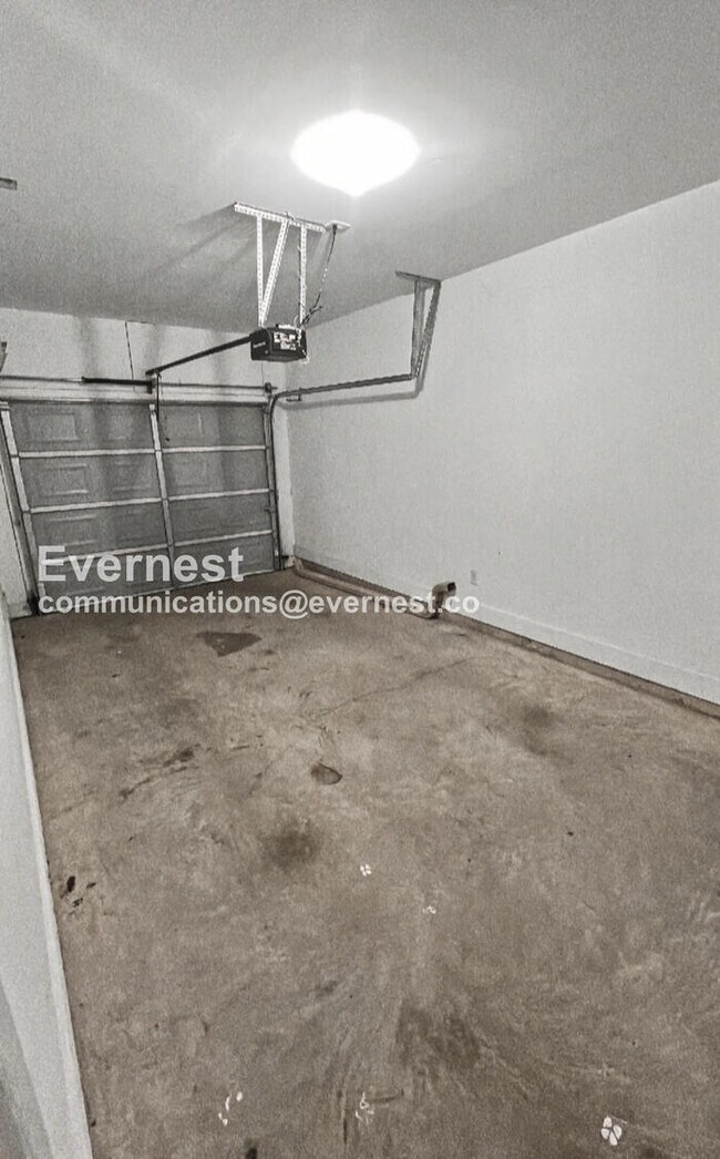 Building Photo - 3 Bed/2.5 Bath Home with Fenced Yard & Garage / Pet-Friendly / Available Now!