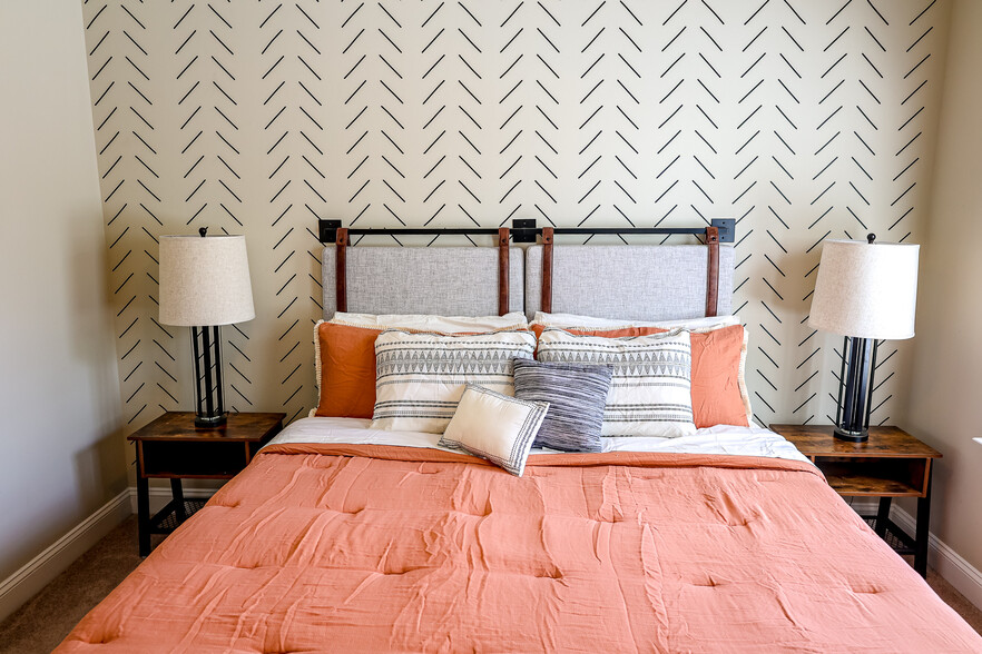 Building Photo - Room in House on ACC Blvd