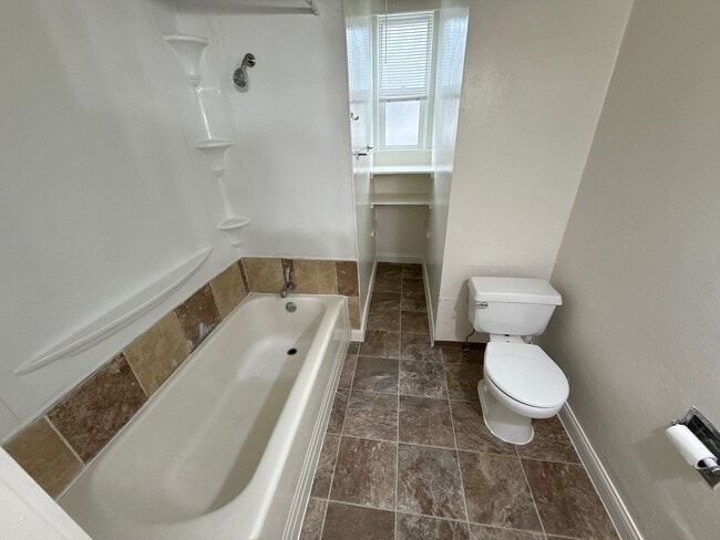 Building Photo - 633 Thompson Ave NE