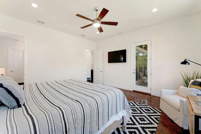 Building Photo - Spacious 4-Bed Oasis at this Canyon Lake Gem!