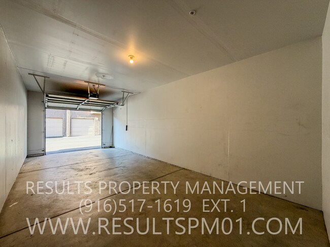 Building Photo - 1 Bed 1 Bath Roseville Condo with Attached Garage