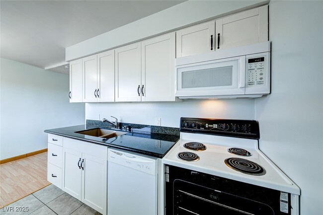Building Photo - 1700 Rexford Dr