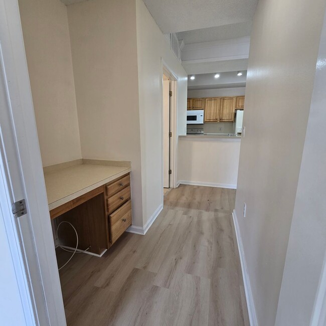 Building Photo - 1 Bedroom Condo for RENT