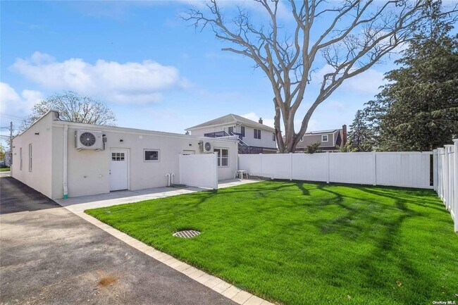 Building Photo - 534 Bellmore Rd