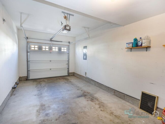 Building Photo - 2 Bedroom, 2.5 Bath Close to Nike and Intel!