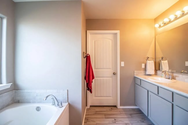 Building Photo - 3/2 in Frenship ISD: Appliances included!!!!