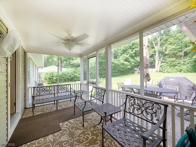 Building Photo - 32 Maple Ave