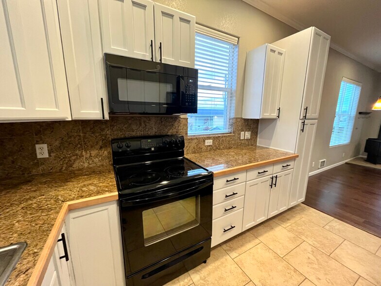 Building Photo - 405 S 8th St