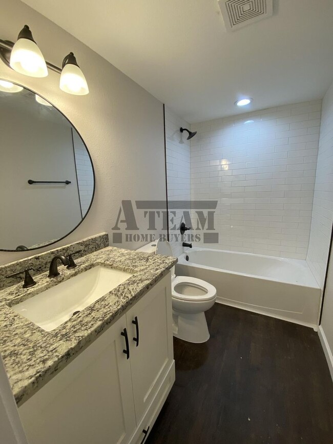 Building Photo - Fully Remodeled 2 Bedroom 1 Bathroom in To...