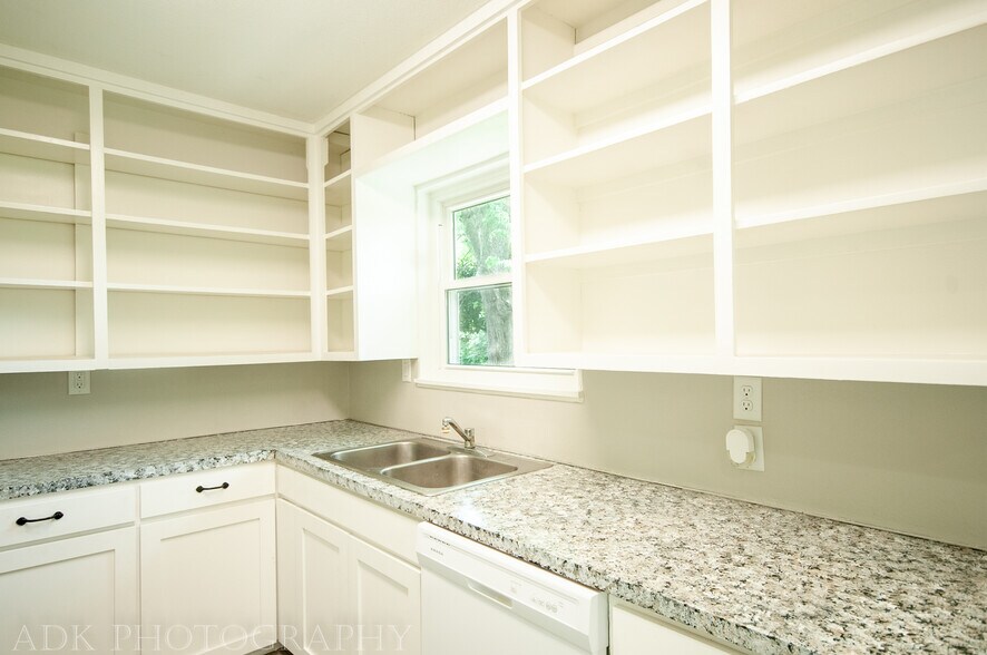 Building Photo - 113 E Bertha St