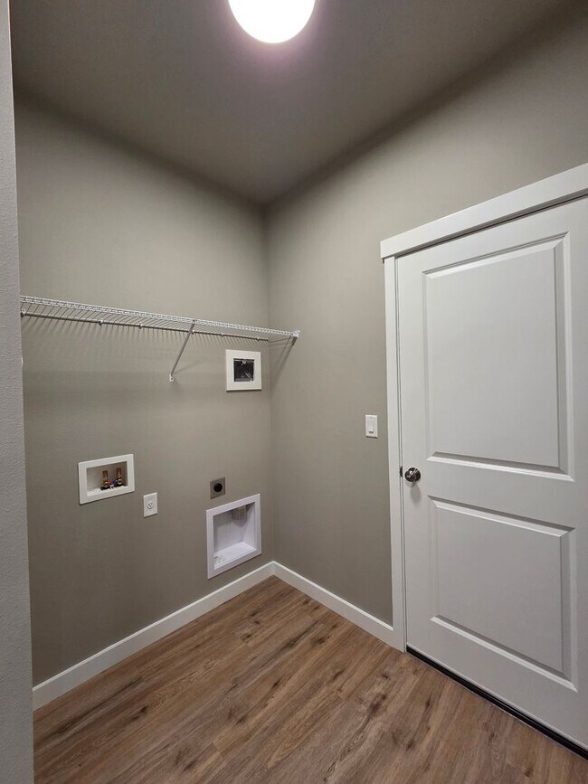Building Photo - Brand new rental 3 bedroom 2.5 Bath in Centralia