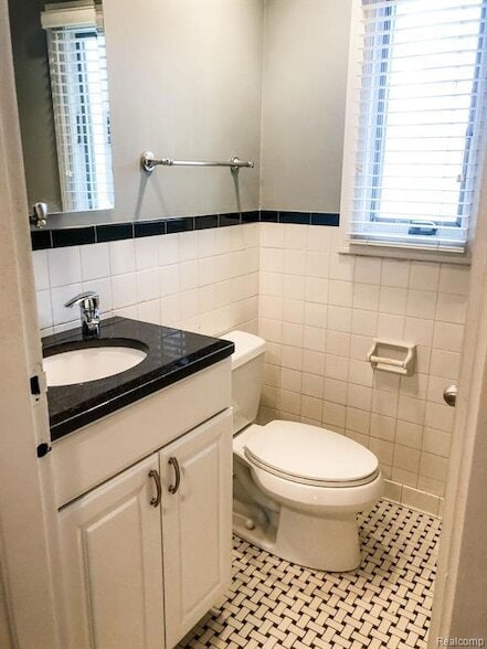 Building Photo - 721 N Eton St