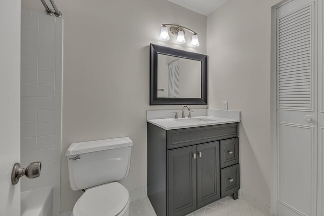 Building Photo - Brentwood/Crieve Hall end unit Condo -avai...