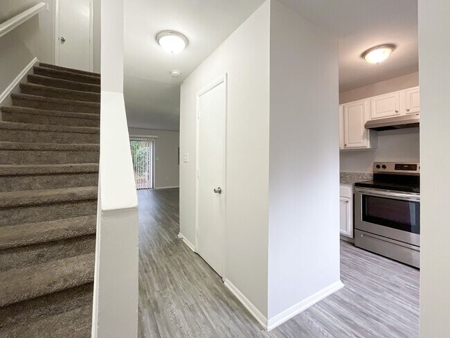 Building Photo - COMING SOON! Charming 2-Bed, 1.5-Bath Retr...