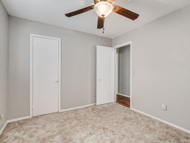 Building Photo - Cute home in Shawnee