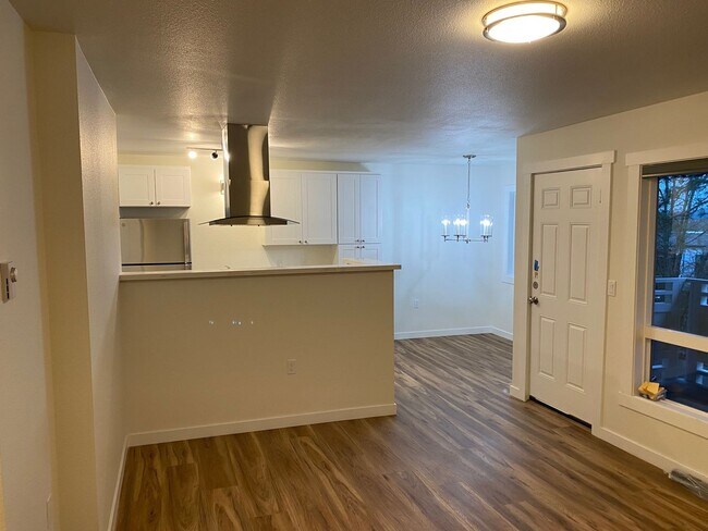 Building Photo - Updated 2bed/1bath Apartment in Prime Redmond Location!