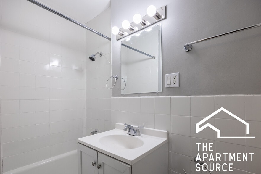 Building Photo - 1200 N La Salle Dr