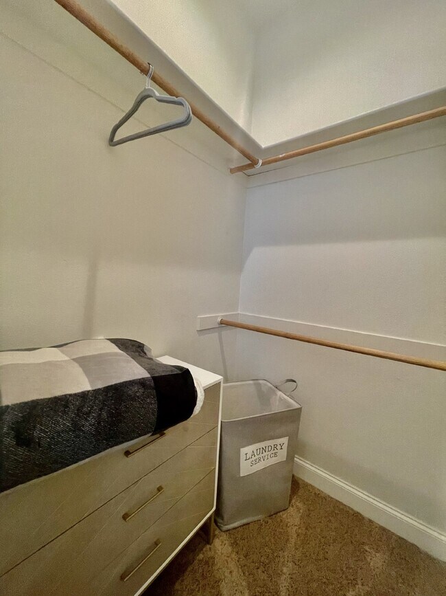 Building Photo - Luxurious 5-Bed, 4-Bath Fully Furnished Home in Henderson-