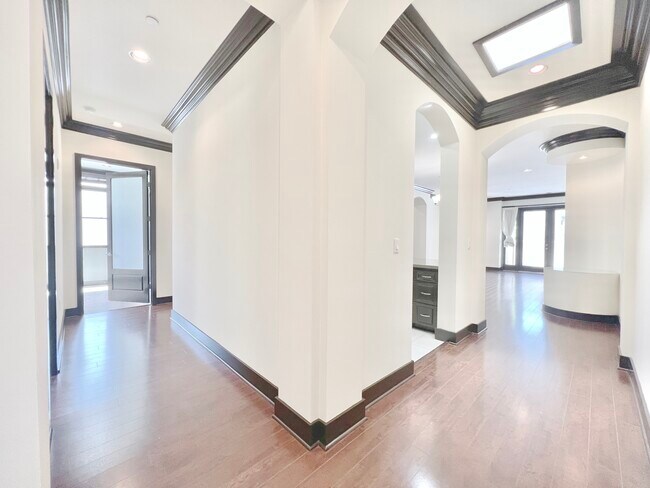 Building Photo - 11833 Darlington Ave