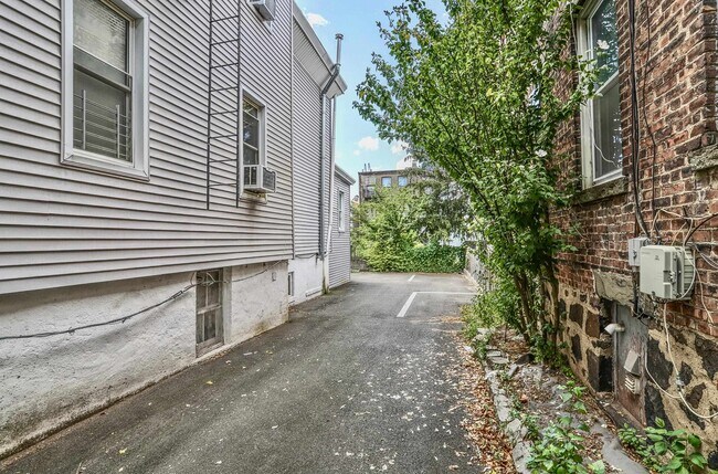 Building Photo - 65 Giles Ave