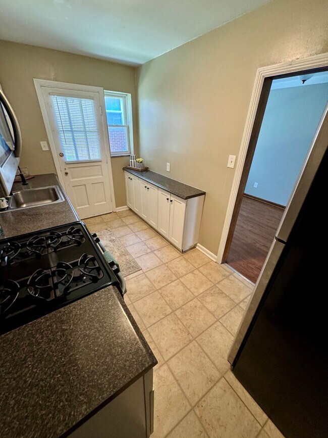 Building Photo - 2 Bedroom - Grandview Area
