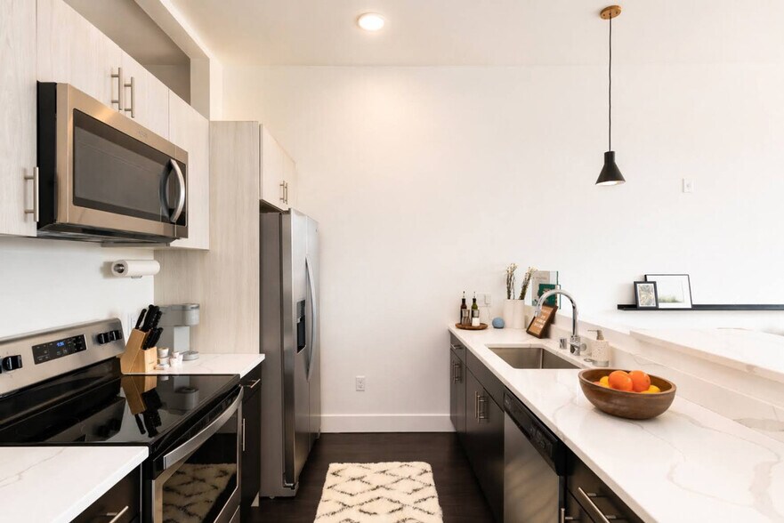 Building Photo - 550 W Juneau Ave