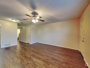 Building Photo - 930 Southmoor Dr