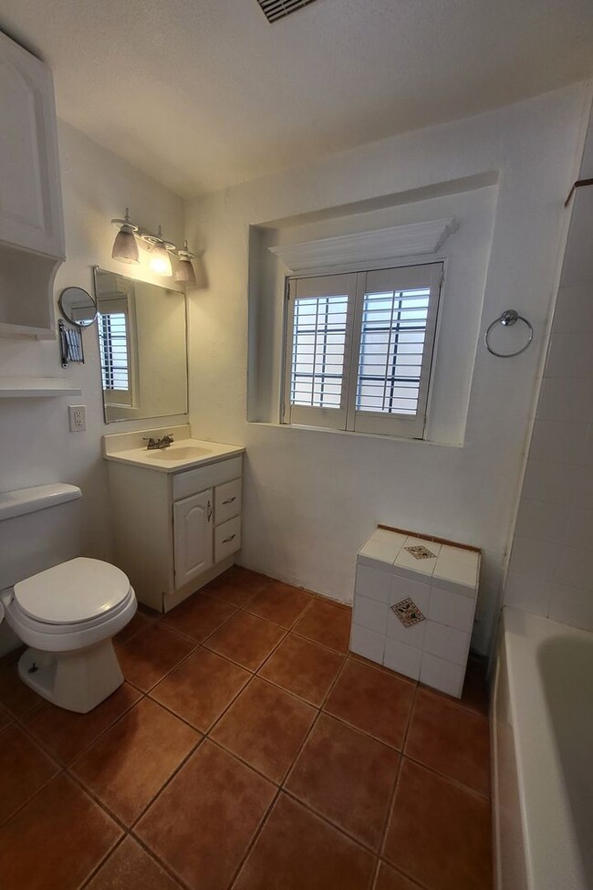 Building Photo - Quaint and Cozy 1x1 apartment in the histo...