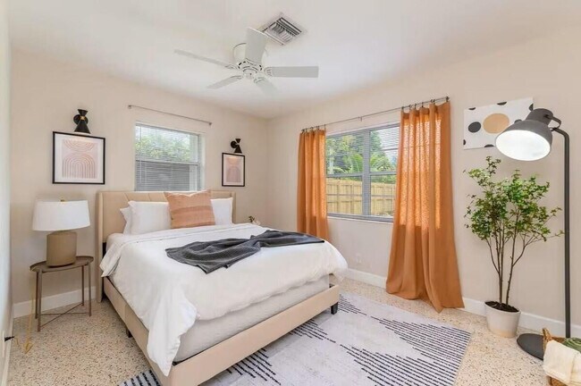 Building Photo - 176 SE 27th Pl