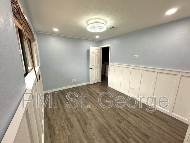 Building Photo - 460 S Main St